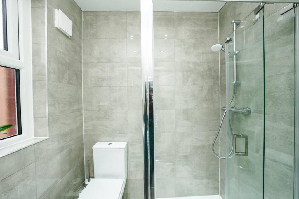 Newly Renovated Modern 4 Bed 3 Bath Apartment لندن المظهر الخارجي الصورة