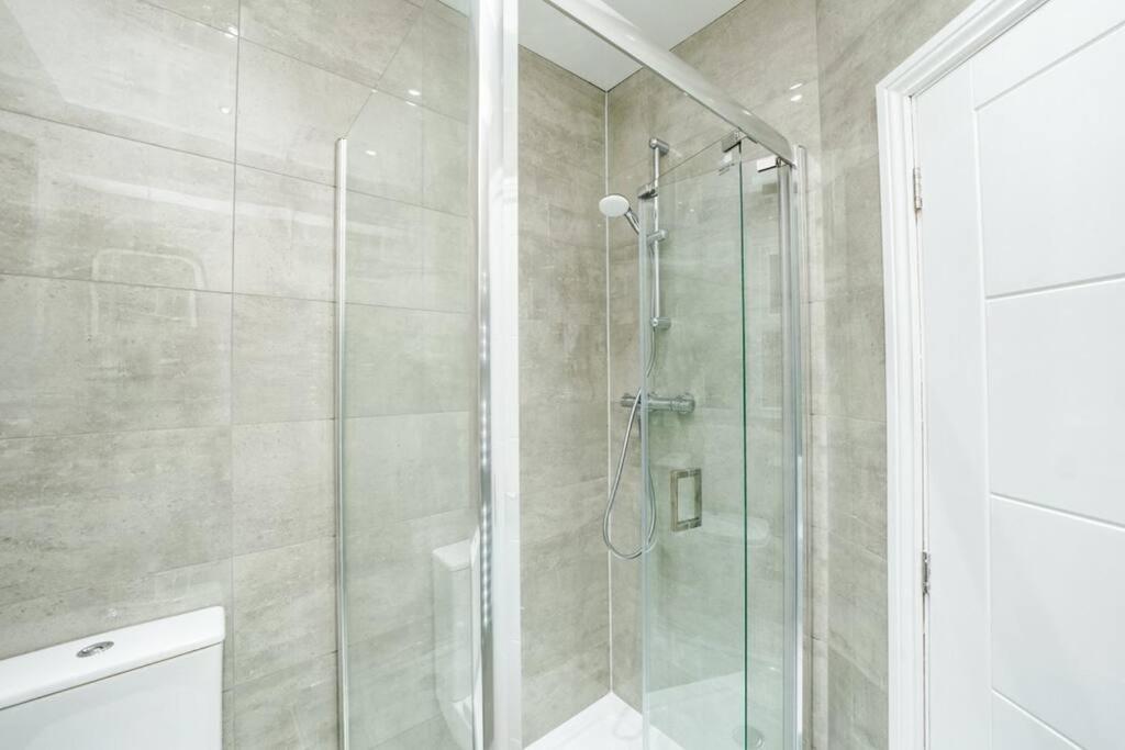 Newly Renovated Modern 4 Bed 3 Bath Apartment لندن المظهر الخارجي الصورة