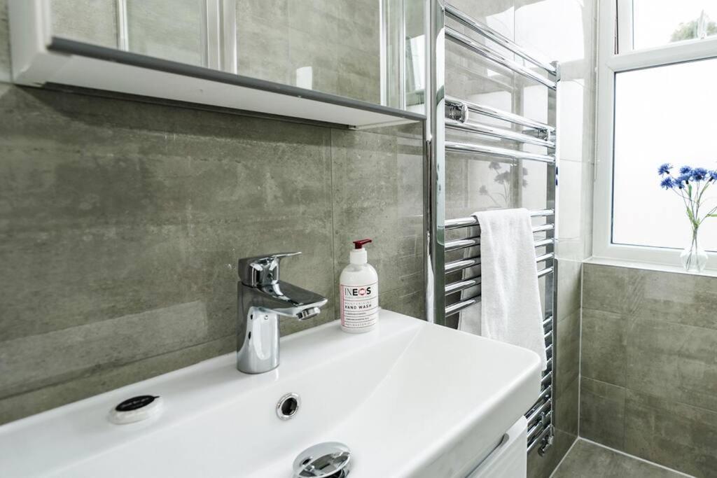 Newly Renovated Modern 4 Bed 3 Bath Apartment لندن المظهر الخارجي الصورة