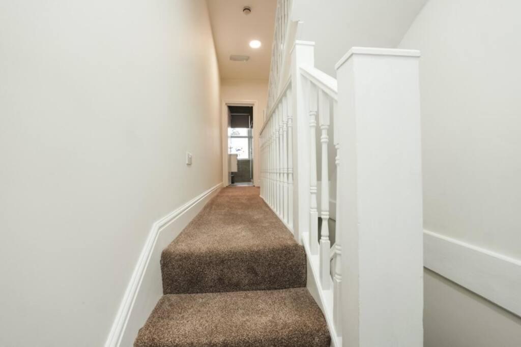 Newly Renovated Modern 4 Bed 3 Bath Apartment لندن المظهر الخارجي الصورة