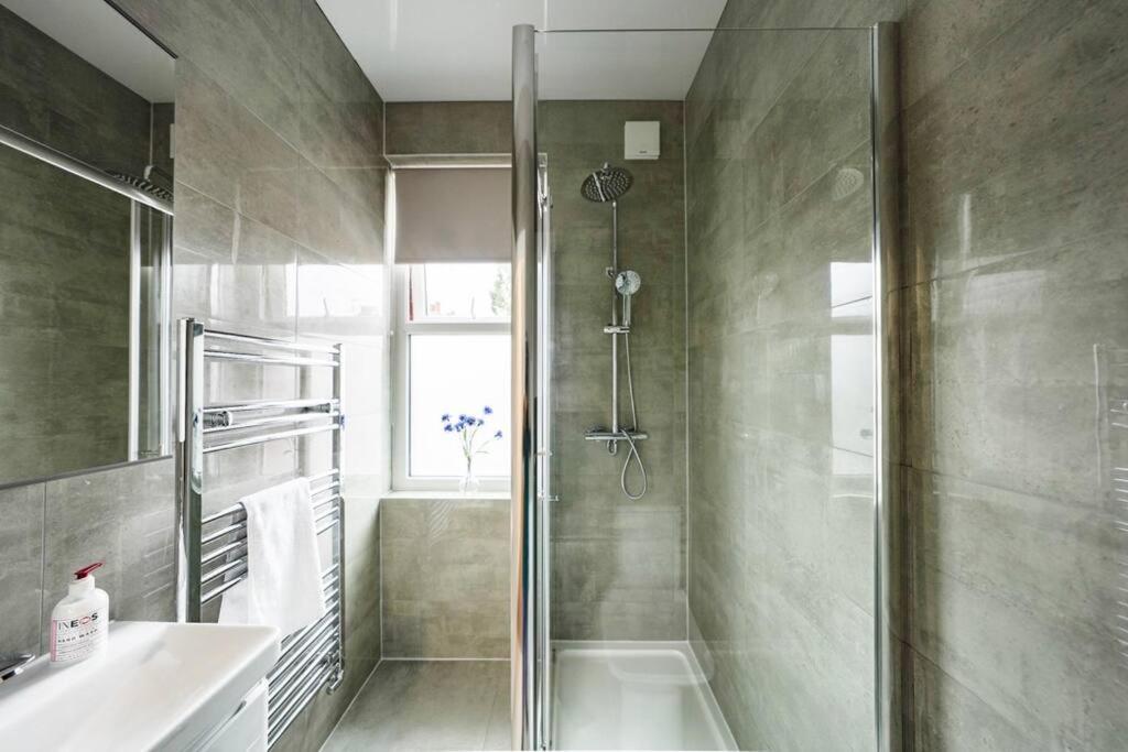 Newly Renovated Modern 4 Bed 3 Bath Apartment لندن المظهر الخارجي الصورة
